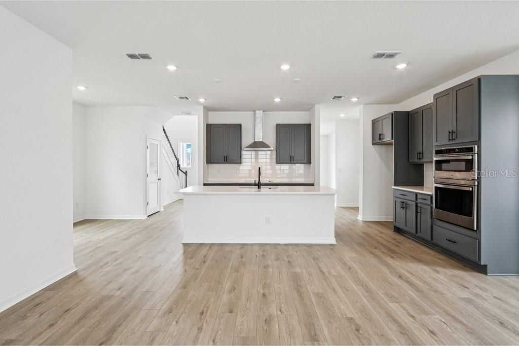 Activo con contrato: $599,990 (4 camas, 3 baños, 3074 Pies cuadrados)