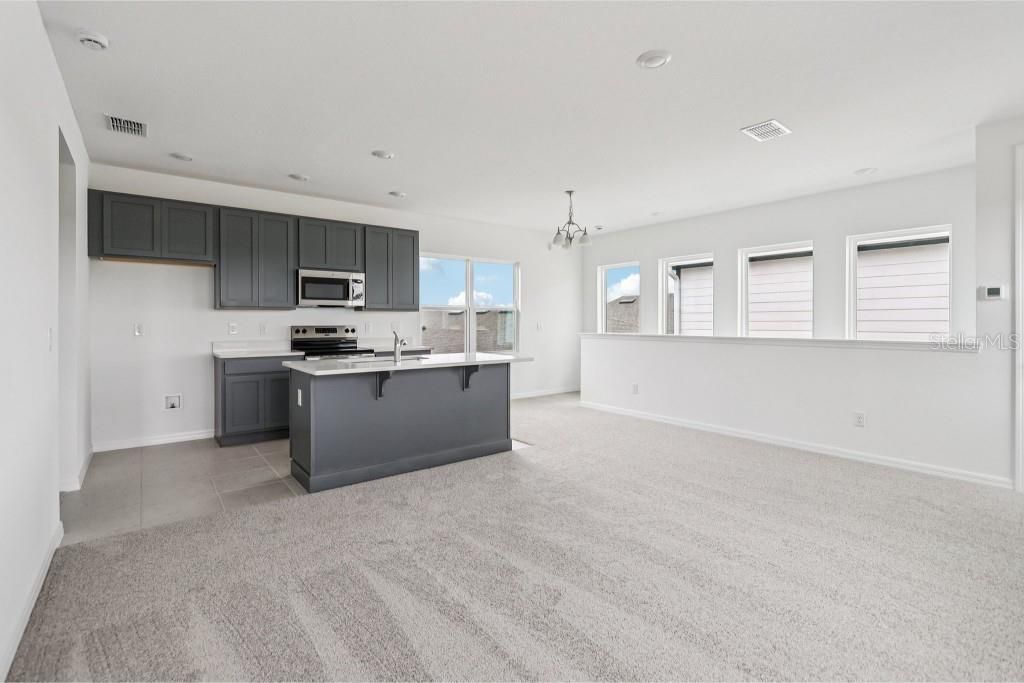 Activo con contrato: $599,990 (4 camas, 3 baños, 3074 Pies cuadrados)