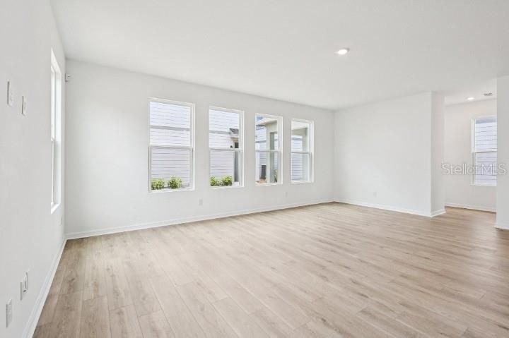 Activo con contrato: $599,990 (4 camas, 3 baños, 3074 Pies cuadrados)