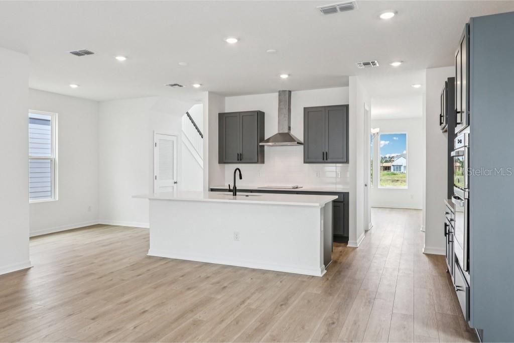 Activo con contrato: $599,990 (4 camas, 3 baños, 3074 Pies cuadrados)