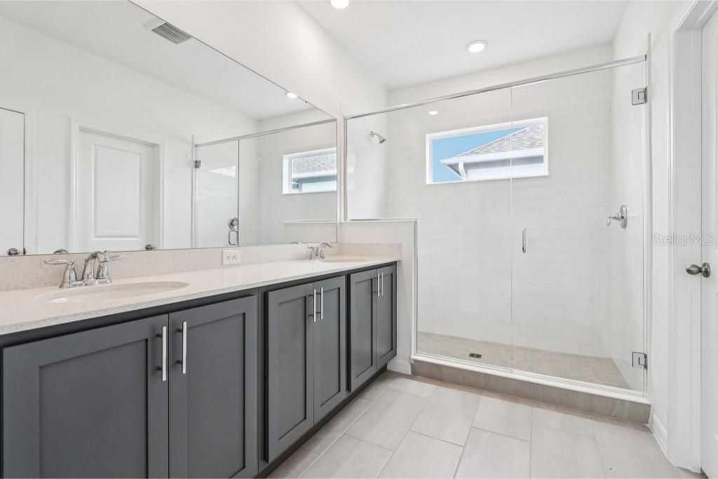 Activo con contrato: $599,990 (4 camas, 3 baños, 3074 Pies cuadrados)