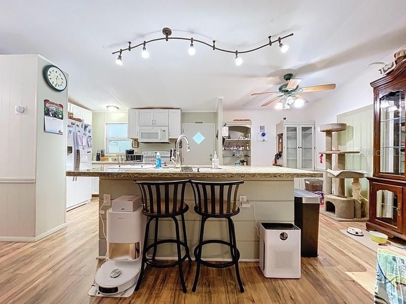 For Sale: $139,000 (2 beds, 2 baths, 864 Square Feet)