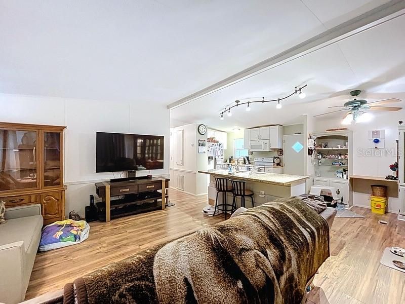 For Sale: $139,000 (2 beds, 2 baths, 864 Square Feet)