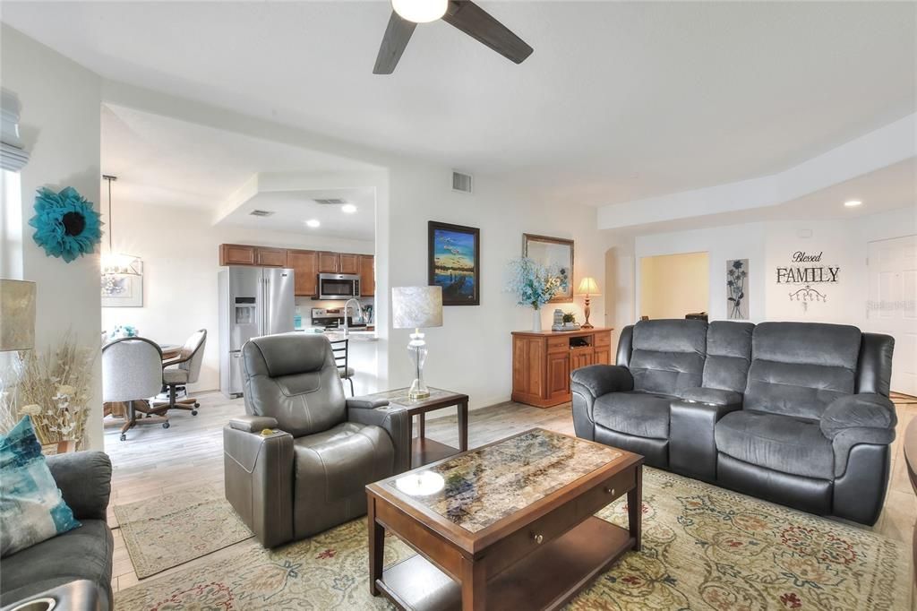 На продажу: $309,500 (2 спален, 2 ванн, 1722 Квадратных фут)