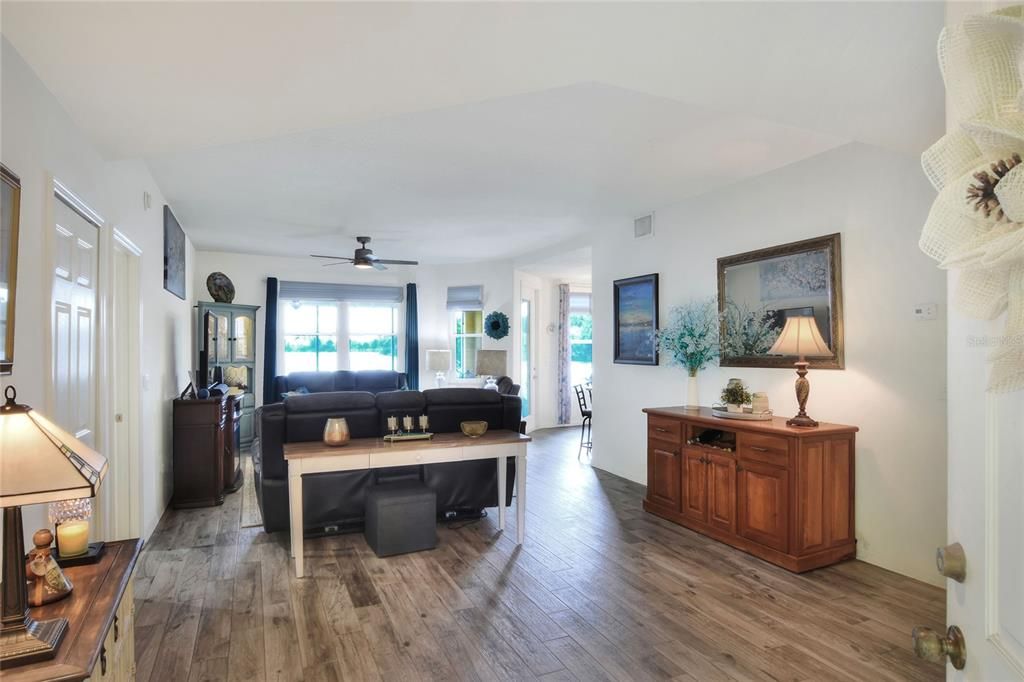 На продажу: $309,500 (2 спален, 2 ванн, 1722 Квадратных фут)