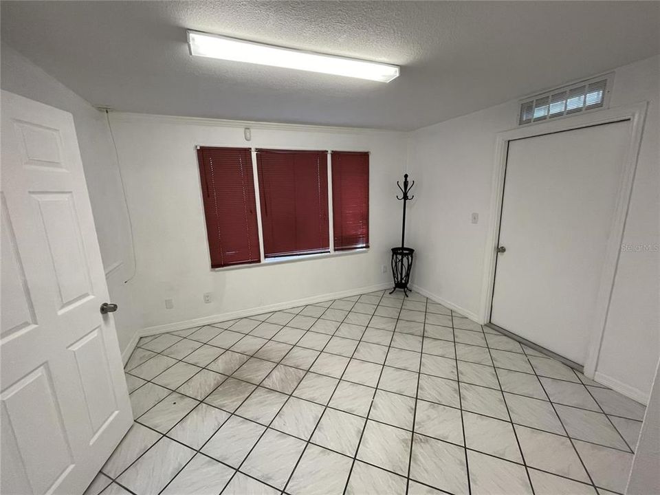 出租: $1,100 (1 贝兹, 1 浴室, 800 平方英尺)