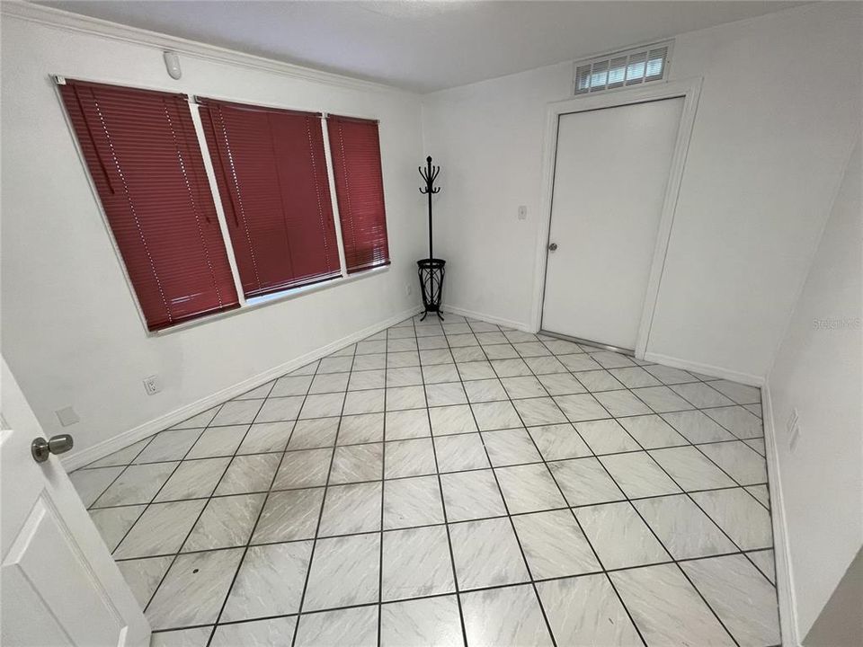 出租: $1,100 (1 贝兹, 1 浴室, 800 平方英尺)