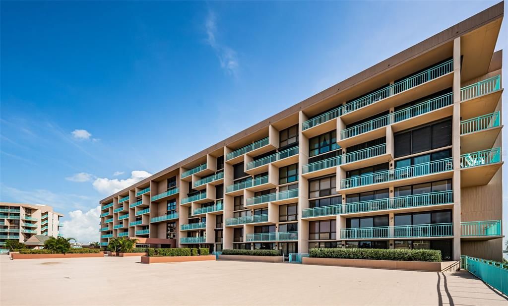 Active With Contract: $2,600 (2 beds, 2 baths, 1175 Square Feet)