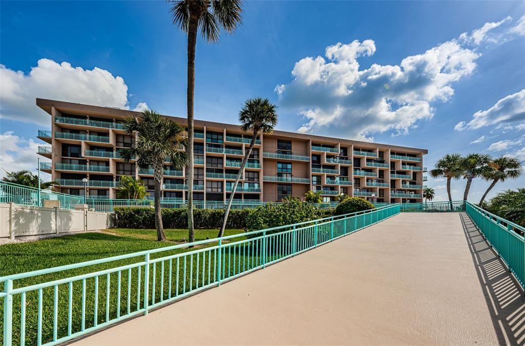 Active With Contract: $2,600 (2 beds, 2 baths, 1175 Square Feet)