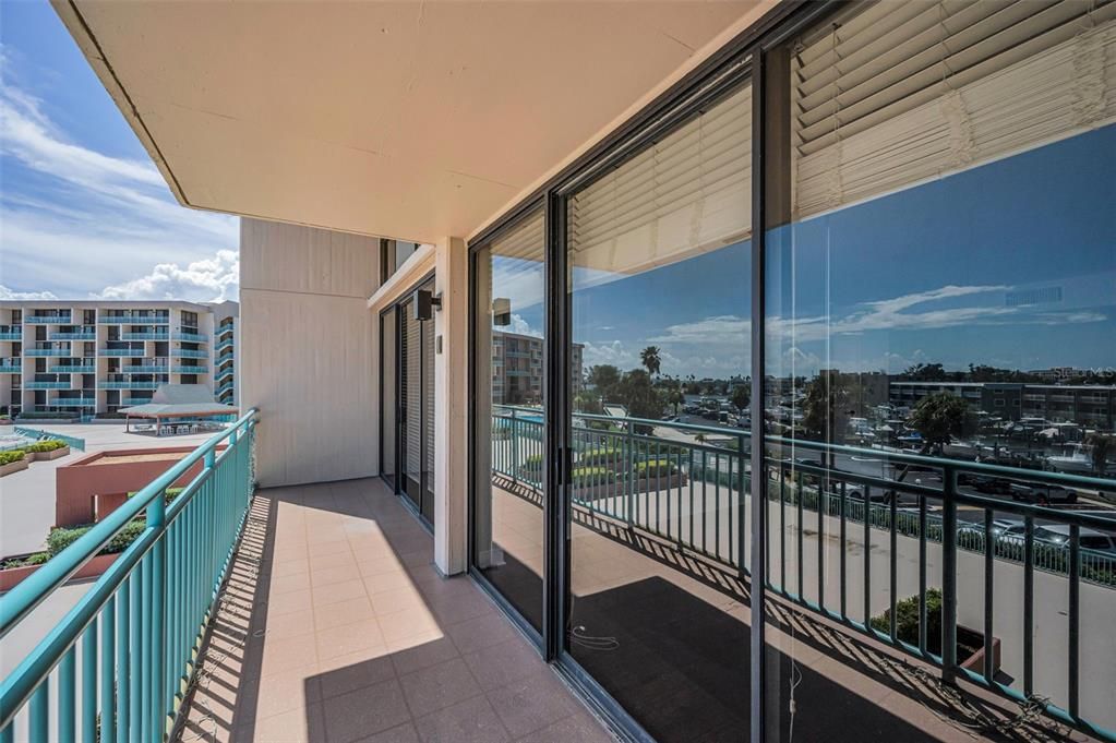 Active With Contract: $2,600 (2 beds, 2 baths, 1175 Square Feet)