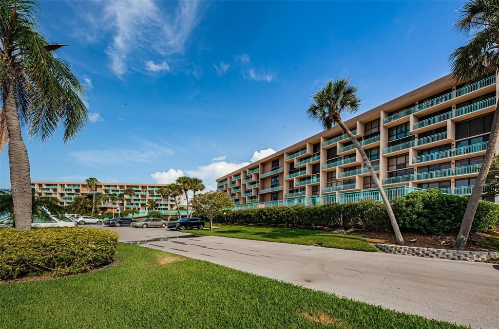 Active With Contract: $2,600 (2 beds, 2 baths, 1175 Square Feet)