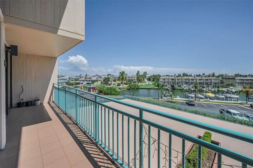 Active With Contract: $2,600 (2 beds, 2 baths, 1175 Square Feet)