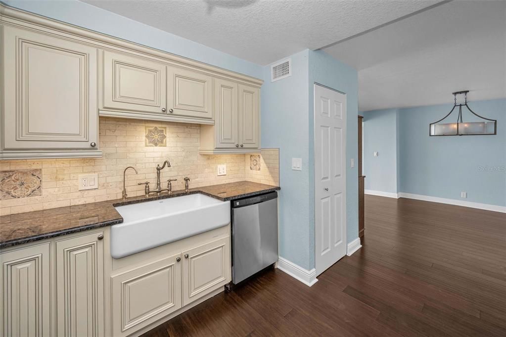 Active With Contract: $2,600 (2 beds, 2 baths, 1175 Square Feet)