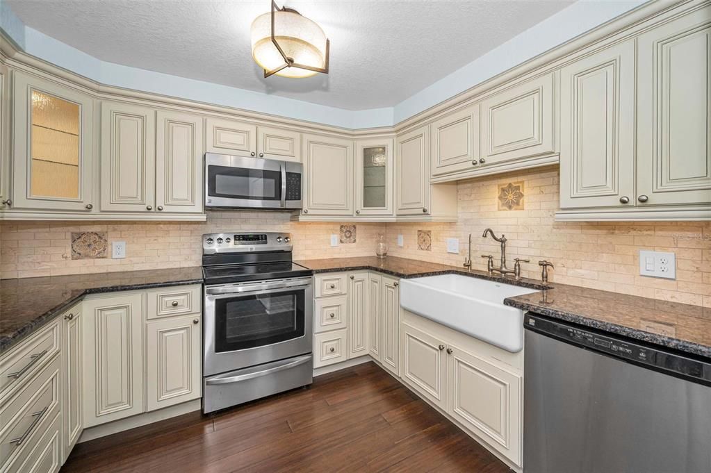 Active With Contract: $2,600 (2 beds, 2 baths, 1175 Square Feet)