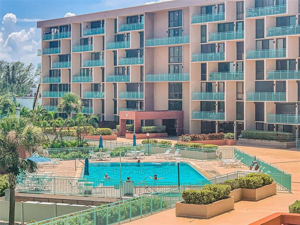 Active With Contract: $2,600 (2 beds, 2 baths, 1175 Square Feet)