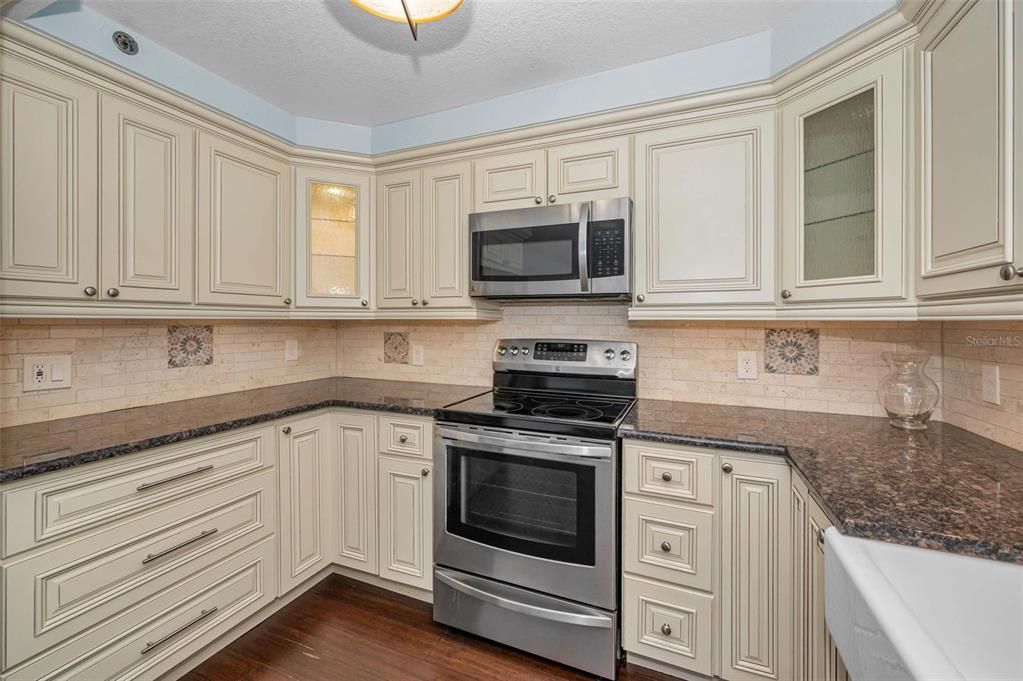 Active With Contract: $2,600 (2 beds, 2 baths, 1175 Square Feet)