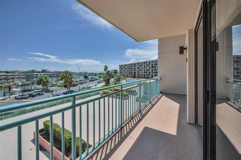 Active With Contract: $2,600 (2 beds, 2 baths, 1175 Square Feet)