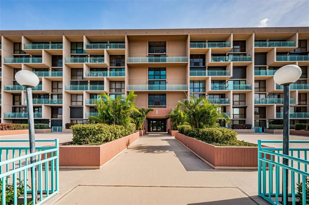 Active With Contract: $2,600 (2 beds, 2 baths, 1175 Square Feet)