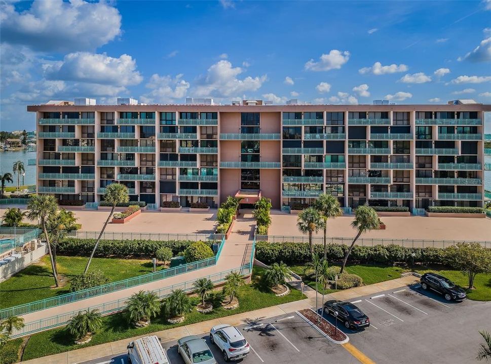 Active With Contract: $2,600 (2 beds, 2 baths, 1175 Square Feet)