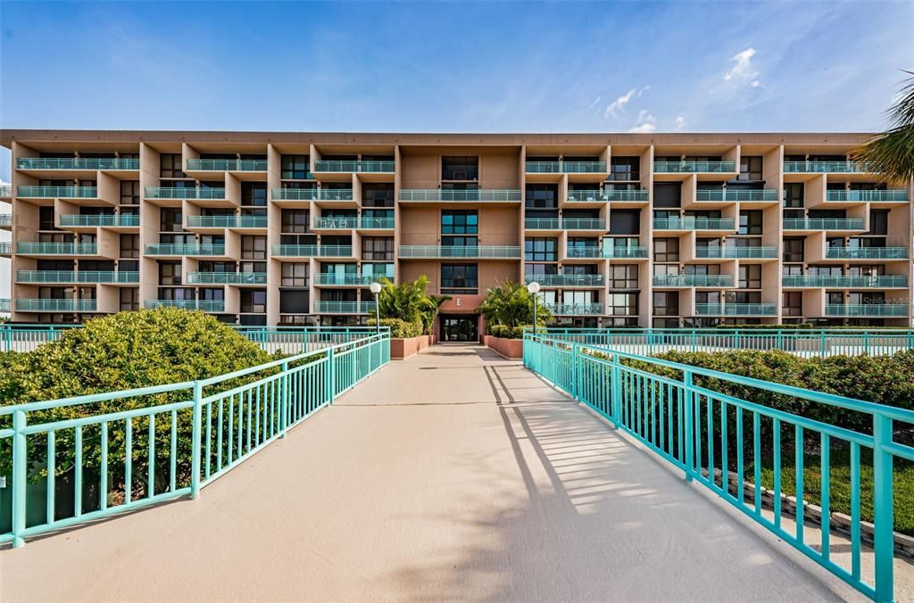 Active With Contract: $2,600 (2 beds, 2 baths, 1175 Square Feet)