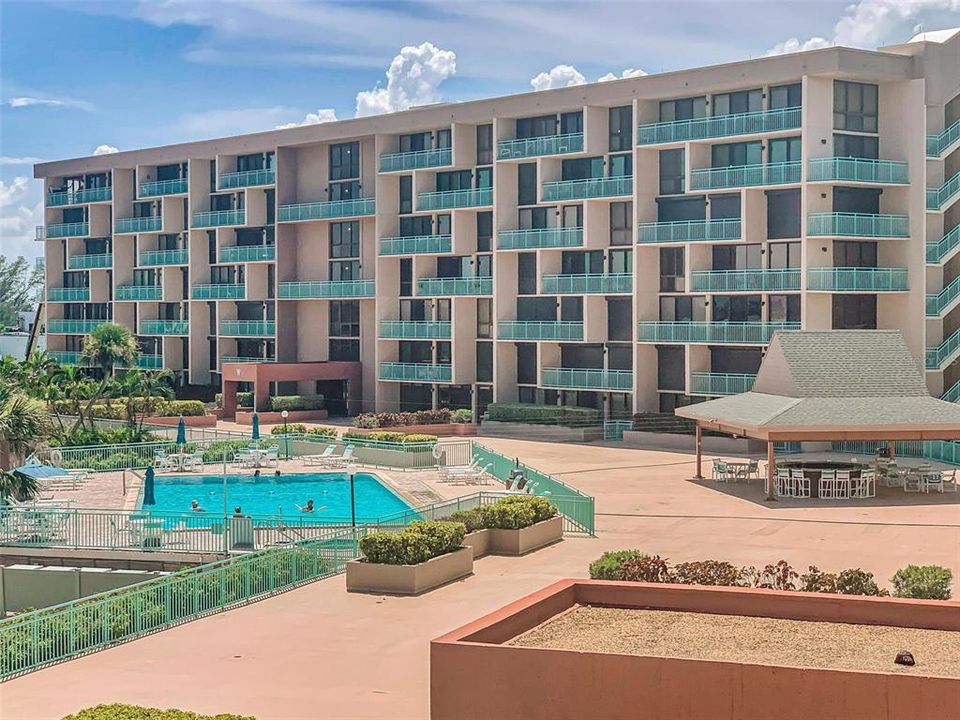 Active With Contract: $2,600 (2 beds, 2 baths, 1175 Square Feet)