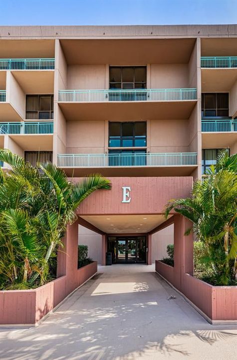 Active With Contract: $2,600 (2 beds, 2 baths, 1175 Square Feet)