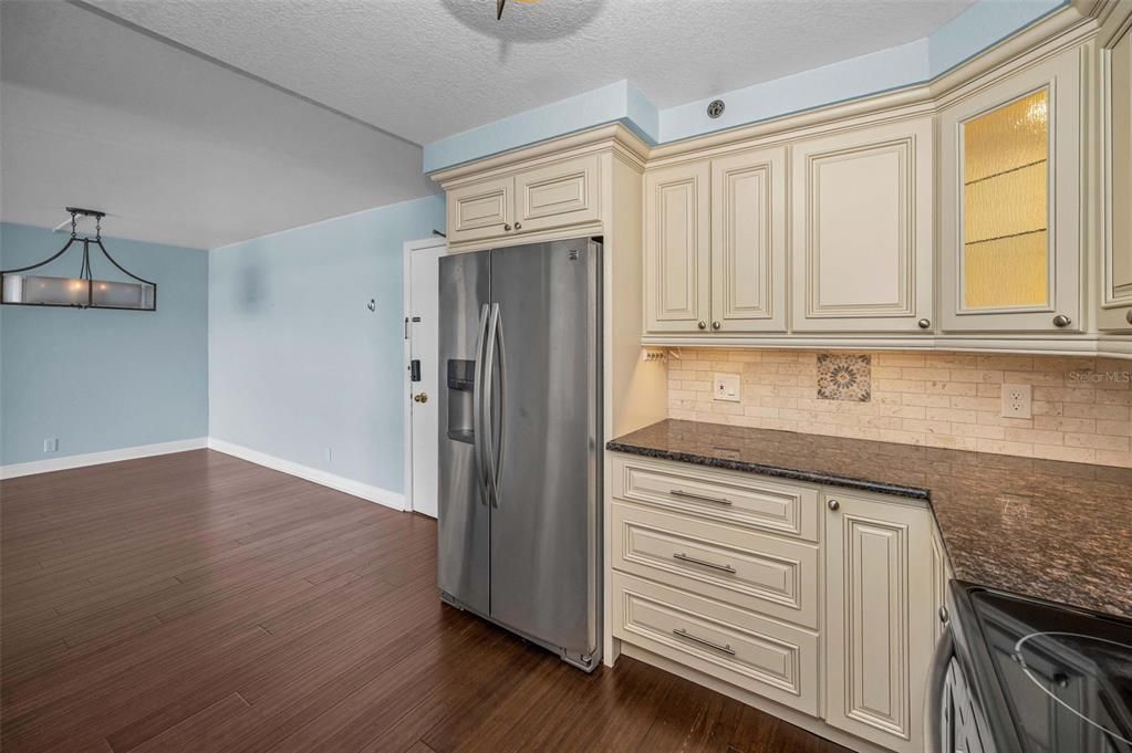 Active With Contract: $2,600 (2 beds, 2 baths, 1175 Square Feet)