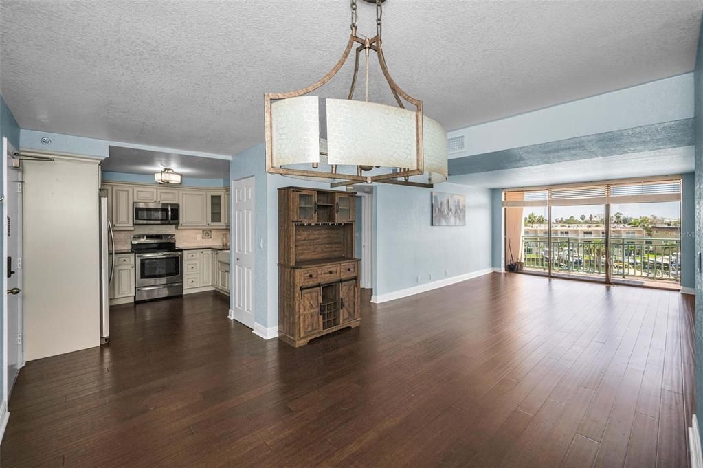 Active With Contract: $2,600 (2 beds, 2 baths, 1175 Square Feet)