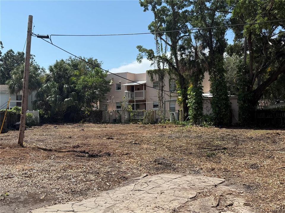 合同活跃: $1,999,000 (4 贝兹, 4 浴室, 1937 平方英尺)