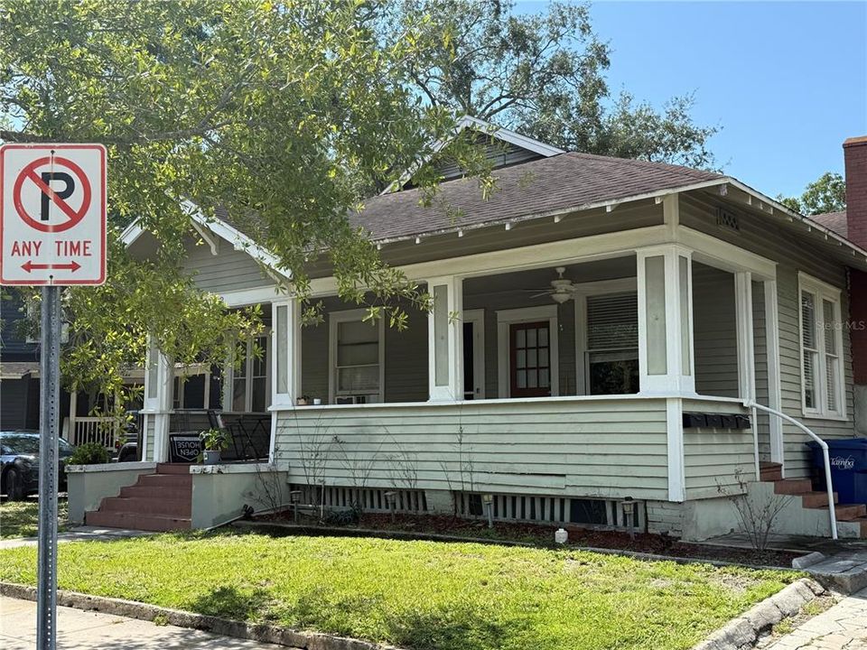 合同活跃: $1,999,000 (4 贝兹, 4 浴室, 1937 平方英尺)