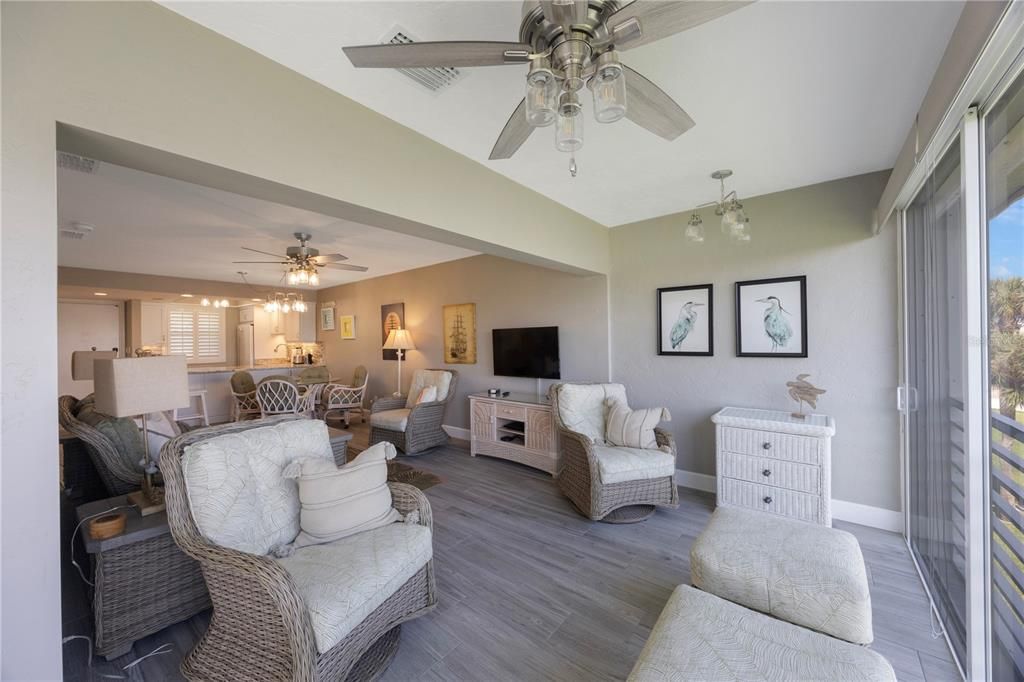 For Sale: $649,000 (2 beds, 2 baths, 1072 Square Feet)