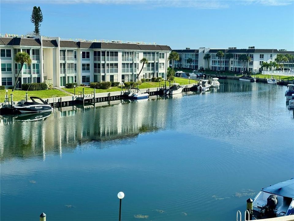 For Sale: $649,000 (2 beds, 2 baths, 1072 Square Feet)