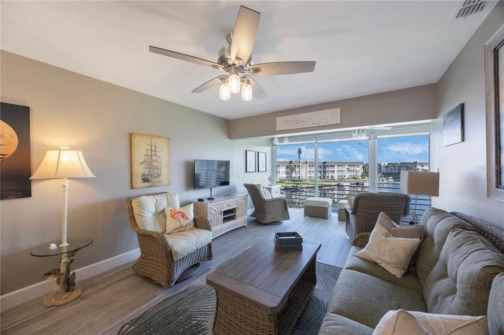 For Sale: $649,000 (2 beds, 2 baths, 1072 Square Feet)