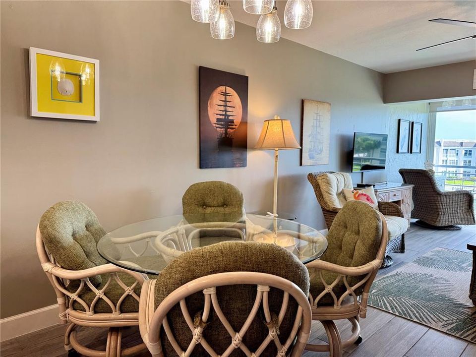 For Sale: $649,000 (2 beds, 2 baths, 1072 Square Feet)