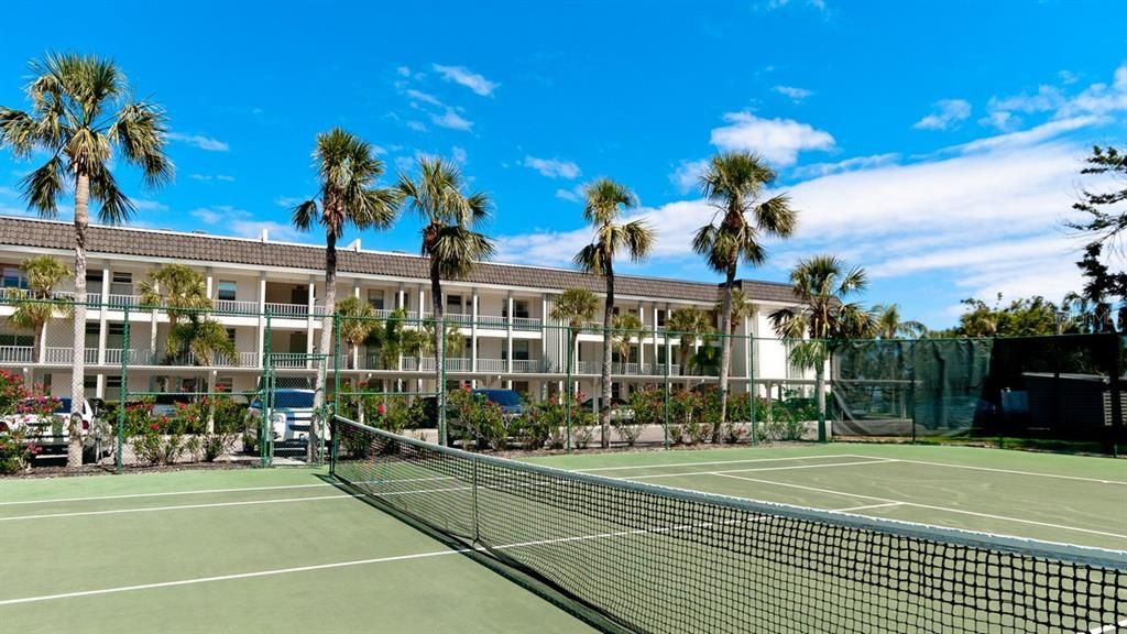 For Sale: $649,000 (2 beds, 2 baths, 1072 Square Feet)