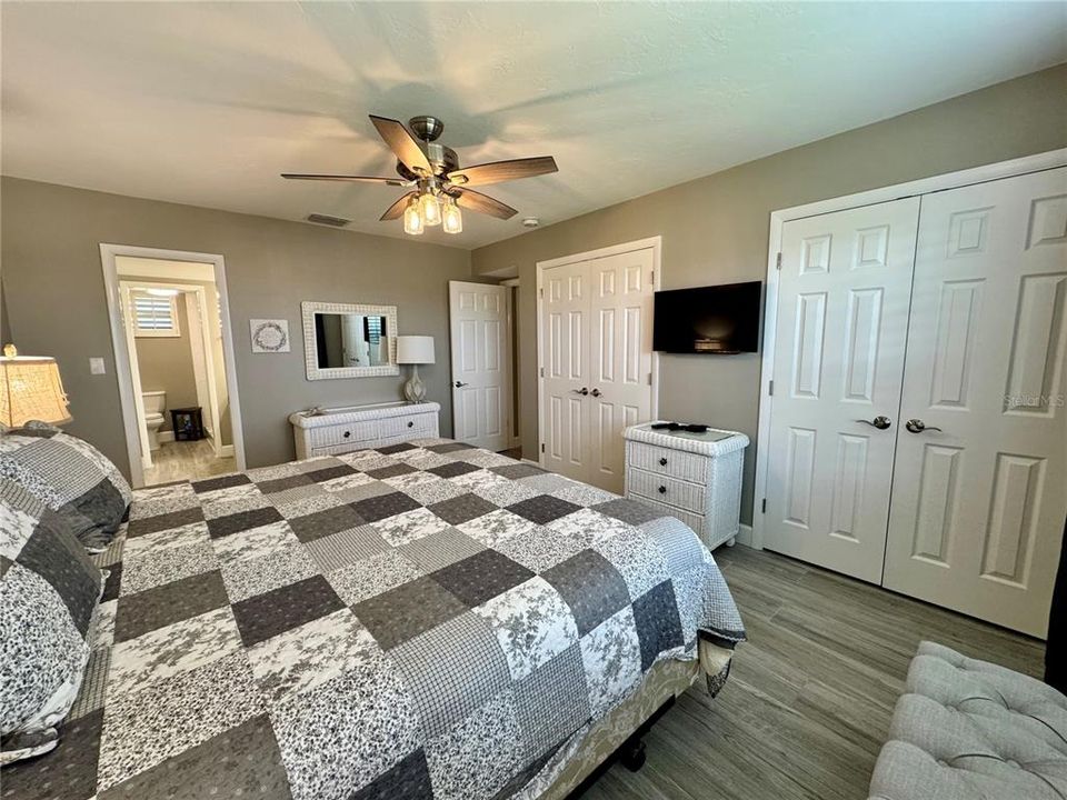 For Sale: $649,000 (2 beds, 2 baths, 1072 Square Feet)