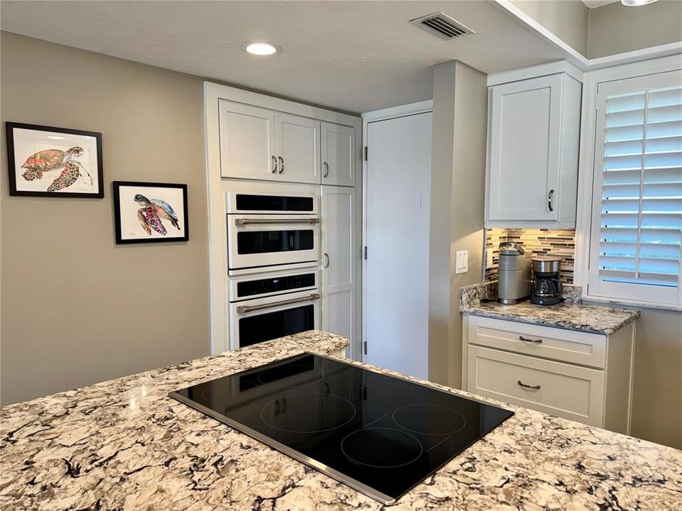 For Sale: $649,000 (2 beds, 2 baths, 1072 Square Feet)