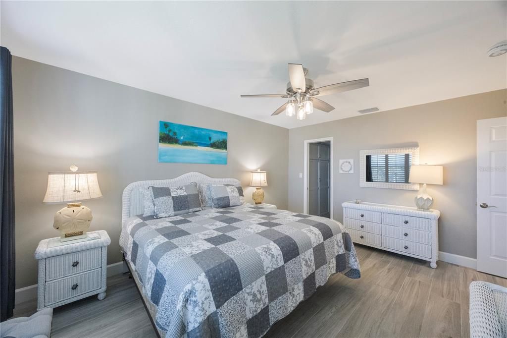 For Sale: $649,000 (2 beds, 2 baths, 1072 Square Feet)