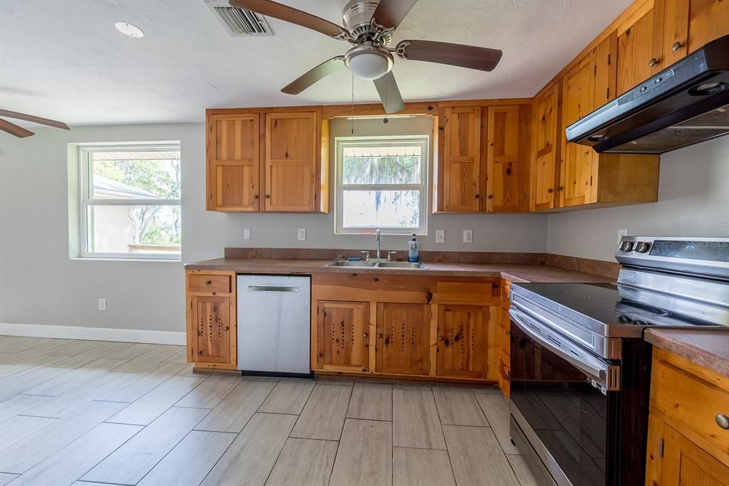 На продажу: $400,000 (3 спален, 1 ванн, 1552 Квадратных фут)