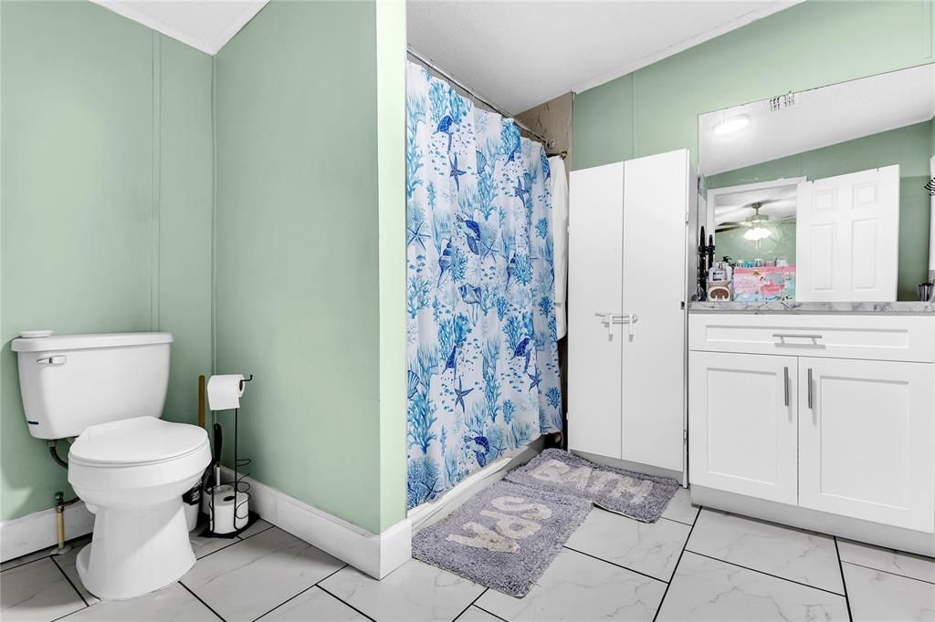 Activo con contrato: $258,000 (4 camas, 2 baños, 1701 Pies cuadrados)