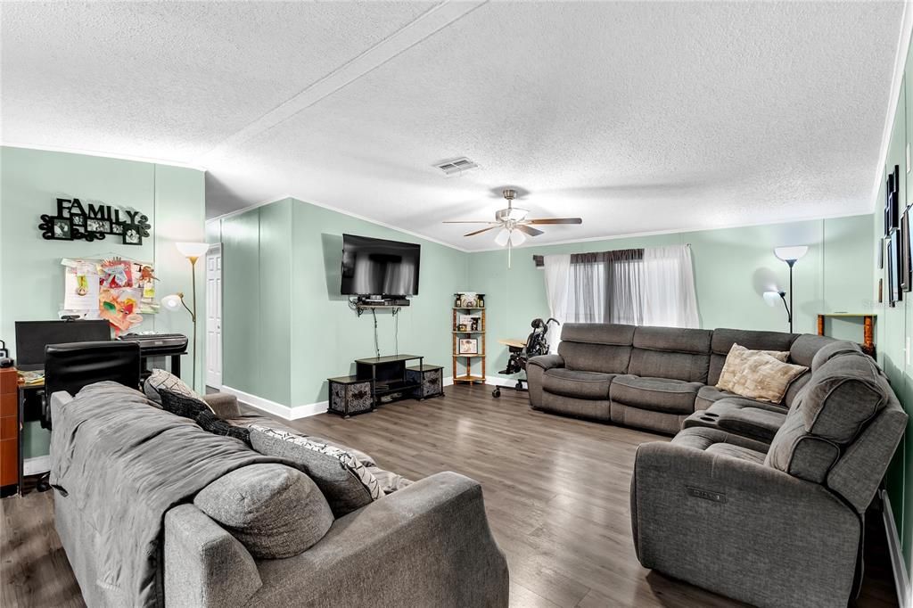 Activo con contrato: $258,000 (4 camas, 2 baños, 1701 Pies cuadrados)