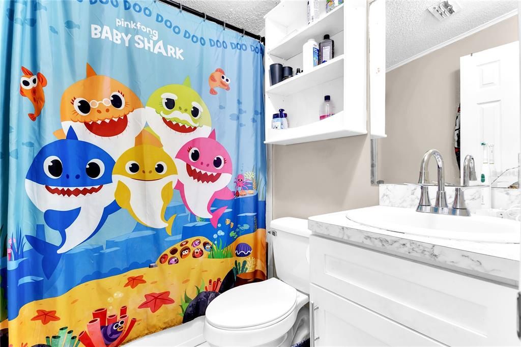 Activo con contrato: $258,000 (4 camas, 2 baños, 1701 Pies cuadrados)