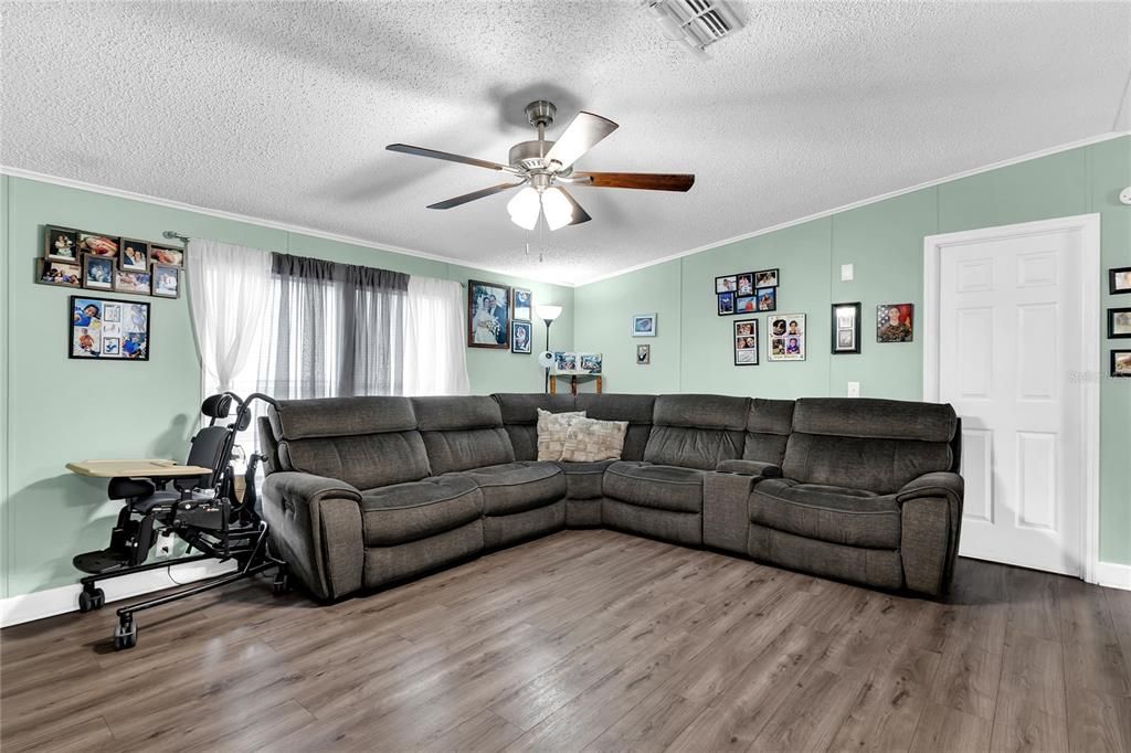 Activo con contrato: $258,000 (4 camas, 2 baños, 1701 Pies cuadrados)