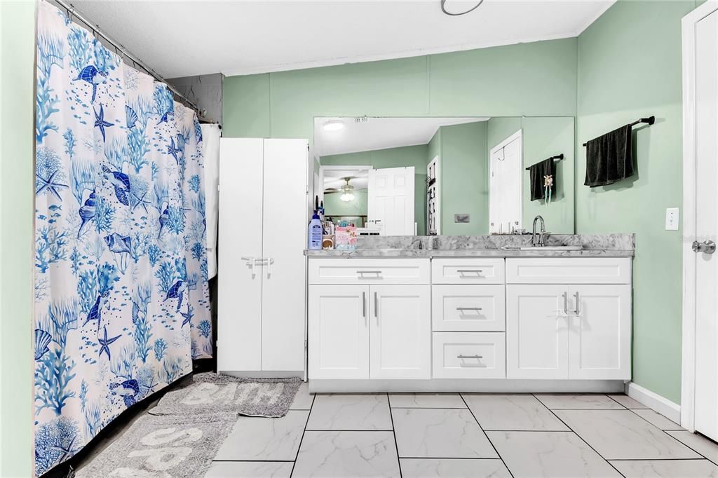 Activo con contrato: $258,000 (4 camas, 2 baños, 1701 Pies cuadrados)