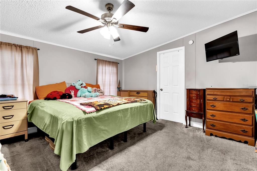 Activo con contrato: $258,000 (4 camas, 2 baños, 1701 Pies cuadrados)