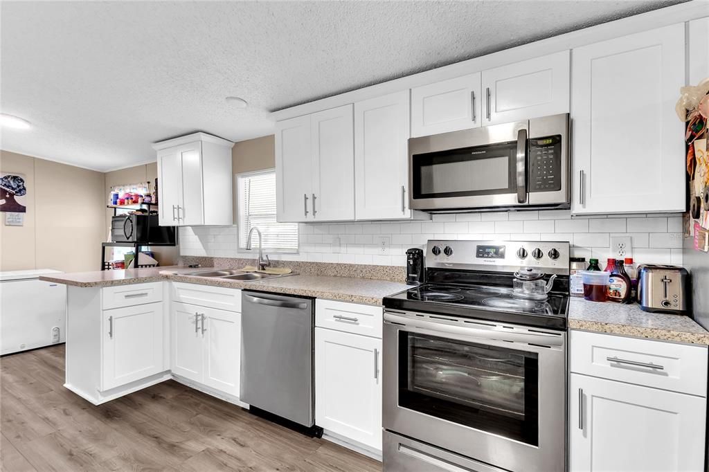 Activo con contrato: $258,000 (4 camas, 2 baños, 1701 Pies cuadrados)