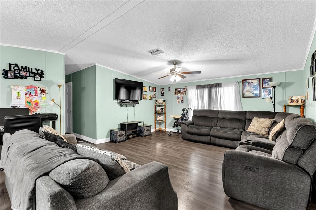 Activo con contrato: $258,000 (4 camas, 2 baños, 1701 Pies cuadrados)