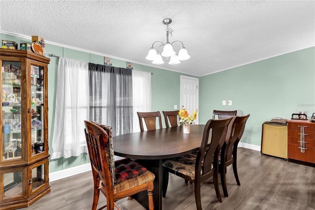 Activo con contrato: $258,000 (4 camas, 2 baños, 1701 Pies cuadrados)