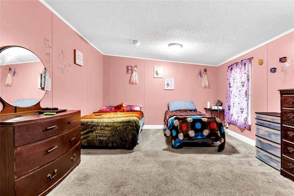 Activo con contrato: $258,000 (4 camas, 2 baños, 1701 Pies cuadrados)