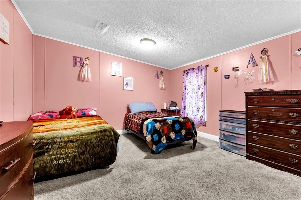 Activo con contrato: $258,000 (4 camas, 2 baños, 1701 Pies cuadrados)